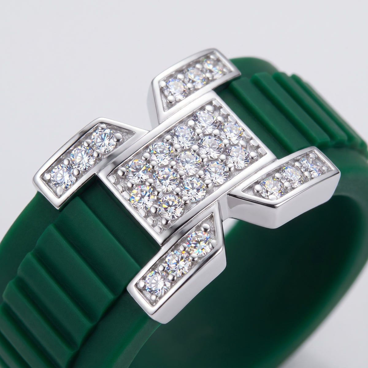 AELIA Flex Ring in Aventine Green, close-up of the pavé setting